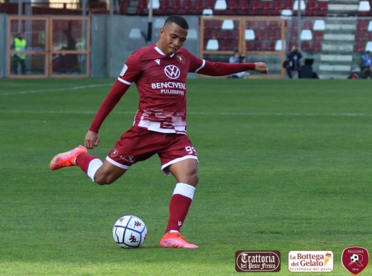 Rigo Rivas se retira lesionado en partido de la Reggina y se encienden las alarmas en la Sub-23