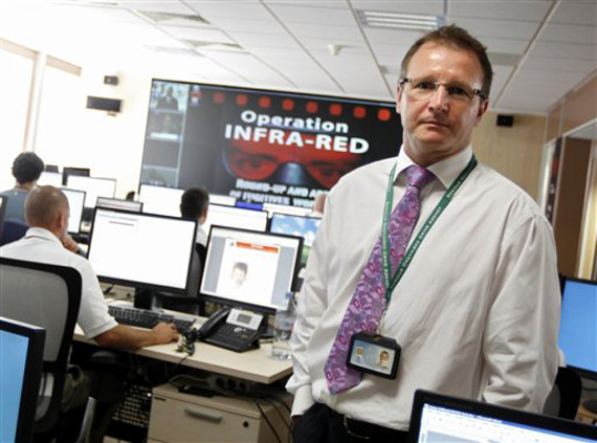 Interpol pide ayuda del público en internet