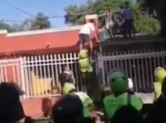 Lanzan desde el techo de una casa a ladrón de banco