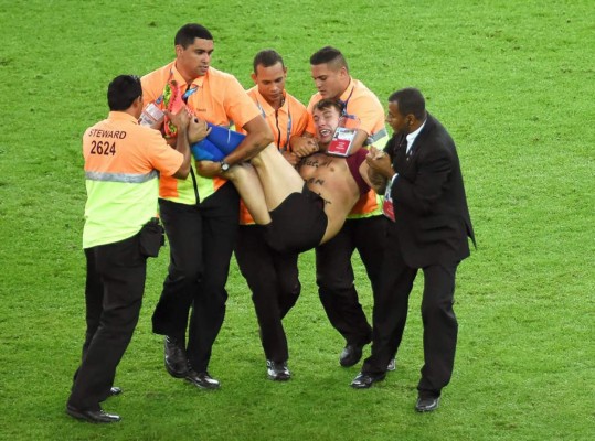 Interrumpe el partido para besar a defensa alemán