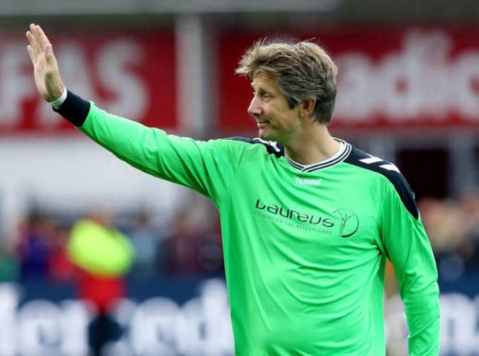 Edwin van der Sar sale del retiro y vuelve al fútbol