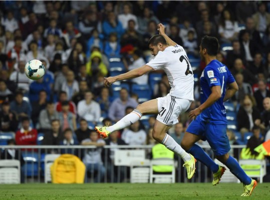 Real Madrid golea al Almería y baja al Barça del segundo puesto