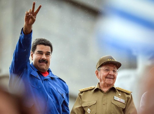 Maduro acompaña a Castro en el Primero de Mayo cubano