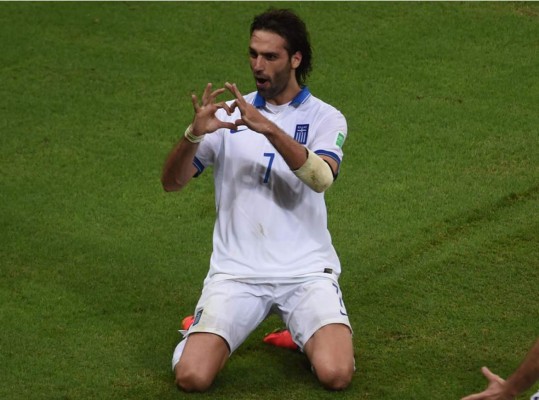 Samaras clasifica a Grecia a octavos con un gol de penal en el descuento