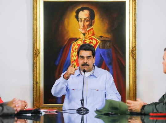 Maduro denuncia 'conspiración' en Bolivia para dar golpe a Evo