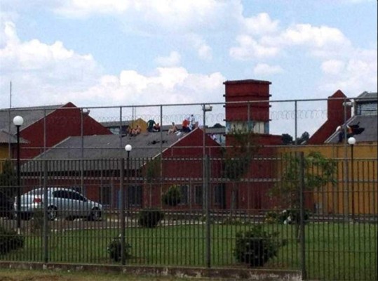 Presos exhiben a agentes desnudos tras motín