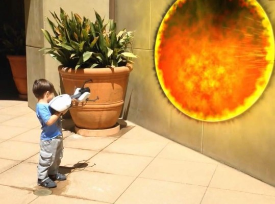 Un padre llevó a la 'realidad' los deseos a su hijo de tres años y lo hizo vivir en una película de acción. Foto YouTube.