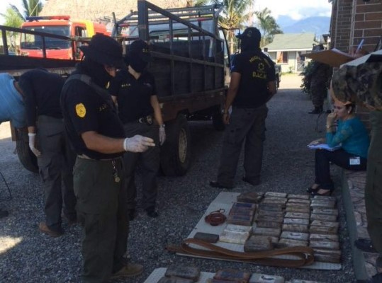 Hallan 67 paquetes de supuesta cocaína en depósito de la Policía de La Ceiba