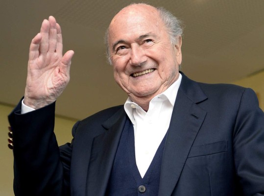 Blatter: 'Debía haberme ido antes'
