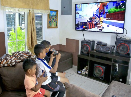 Recomiendan vigilar qué y con quién juegan los menores