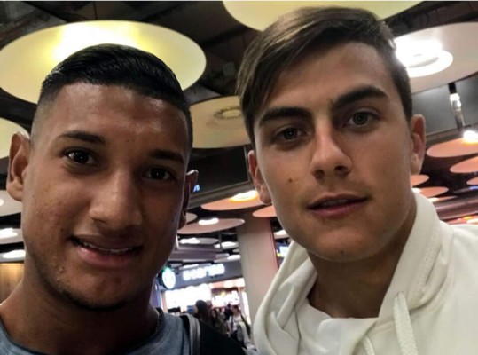Bryan Acosta comparte con Paulo Dybala en aeropuerto de Madrid