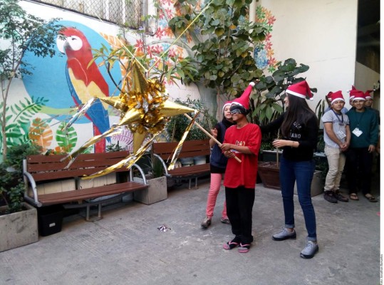 Festejan Navidad a migrantes en albergues mexicanos