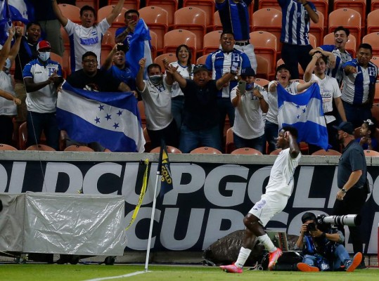 HOUSTON, TEXAS - JULY 13: Romell Quioto #12 of Honduras scores during the second half against Grenada during a Group D CONCACAF match at BBVA Stadium on July 13, 2021 in Houston, Texas. Bob Levey/Getty Images/AFP (Photo by Bob Levey / GETTY IMAGES NORTH AMERICA / Getty Images via AFP)