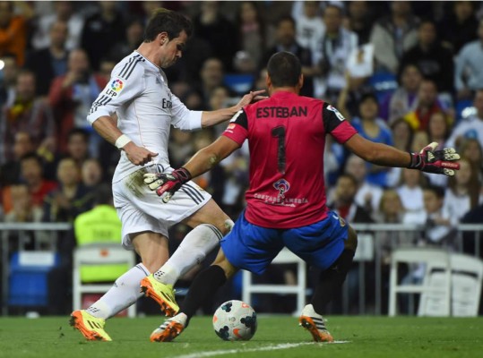 Real Madrid golea al Almería y baja al Barça del segundo puesto