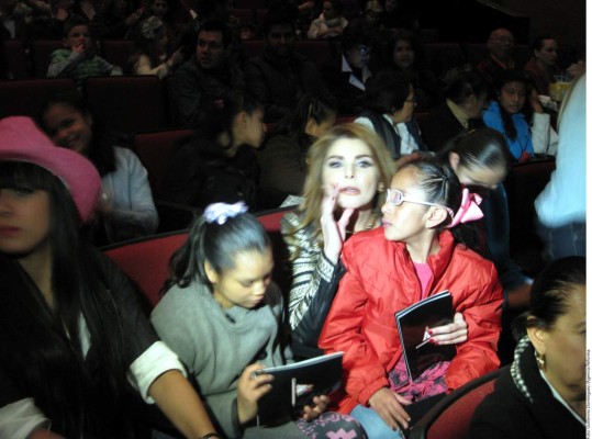 Se 'comen' a Itatí Cantoral en redes
