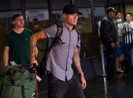 Brazil football team player Philippe Coutinho arrives at the Galeao International Airport in Rio de Janeiro, Brazil, on July 08, 2018. / AFP PHOTO / Mauro PIMENTEL