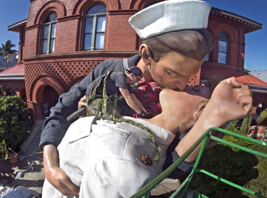 El beso de casi siete toneladas lleno de historia