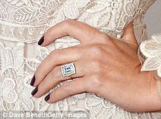 Kylie Minogue se ha comprometido