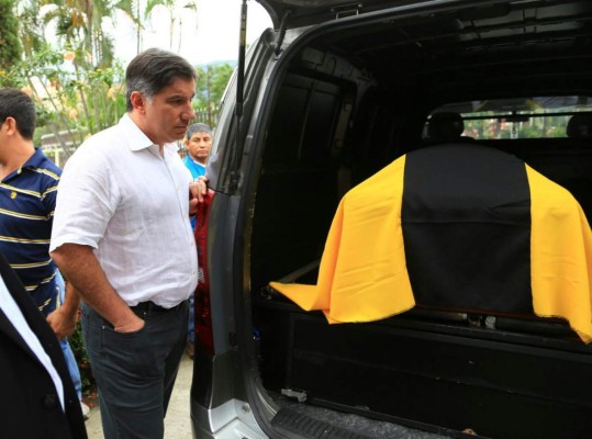 El también presidente del Real España, Mateo Yibrín, junto al féretro de Mario Verdial a la llegada a la iglesia San Vicente de Paúl.