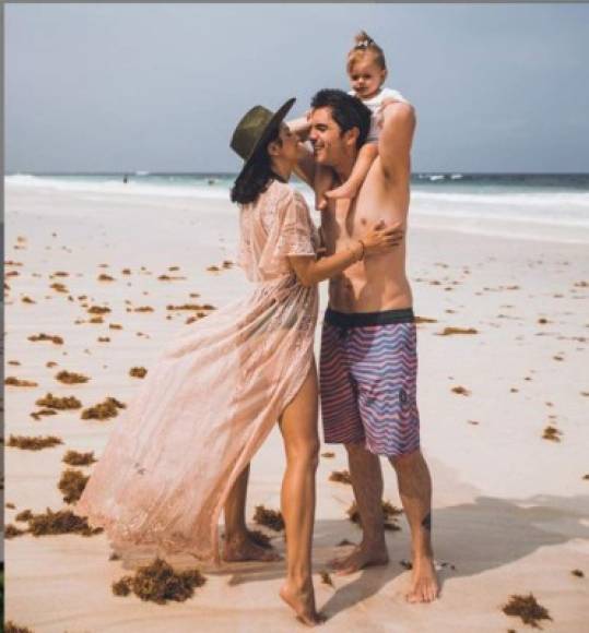 Aislinn y Mauricio, que se han convertido en una de las parejas favoritas de la pantalla, se mostraron muy felices al disfrutar de la playa.