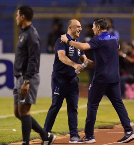 Fabián Coito celebrando con Arnold Cruz.