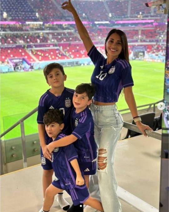 Antonela Roccuzzo fue acompañada por sus hijos Thiago, Mateo y Ciro Messi.