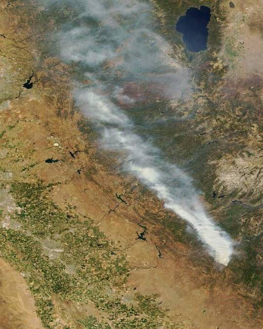 California, que viene soportando años de sequías severas, aún le quedan por delante algunos meses de su temporada anual de incendios.