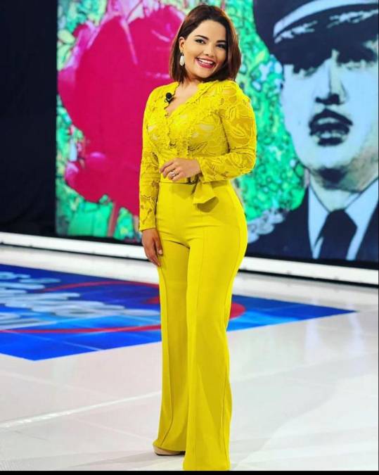 Ariela Cáceres de HCH luce un mono color amarillo.