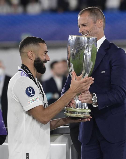 Aleksander Ceferin se encargó de entregar el trofeo de la Supercopa al capitán merengue Karim Benzema.