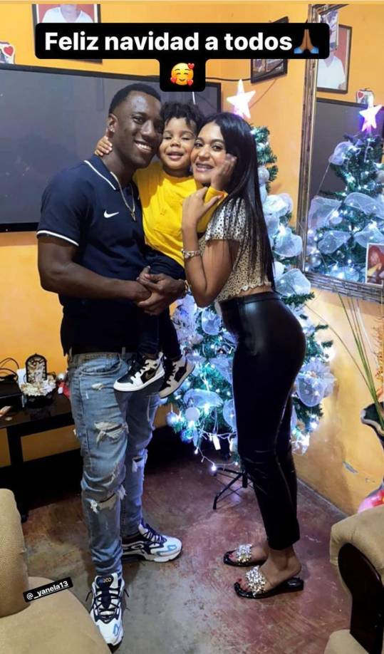 Darixon Vuelto, delantero del Real España, con su pareja Yanela Castro y su pequeño hijo.
