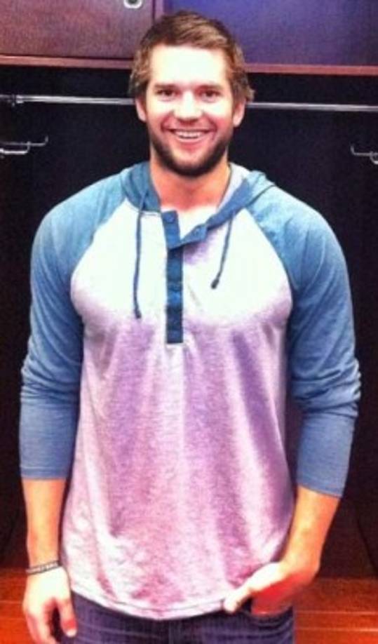 Brian McDaniel, un bombero de 26 años, también se cuenta entre las víctimas. Medios locales afirmaron que los turistas no lograron quitarse el arnés de seguridad por lo que murieron ahogados al hundirse la aeronave.