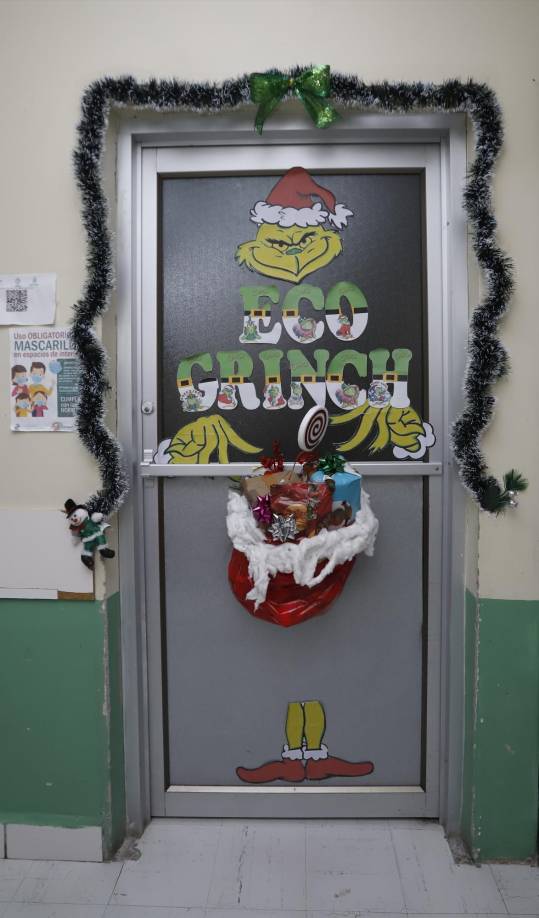 Las puertas también fueron decoradas con personajes destacados de películas de temporada.