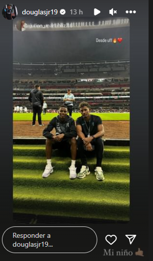 Douglas Martínez también compartió una fotografía en compañía de Julián Martínez. 
