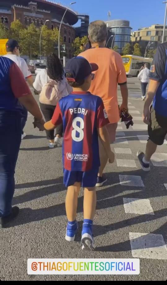  “Le vamos a cumplir uno de sus sueños a Thiago y es poder ver jugar al Barça”, comentó Carolina Lanza.