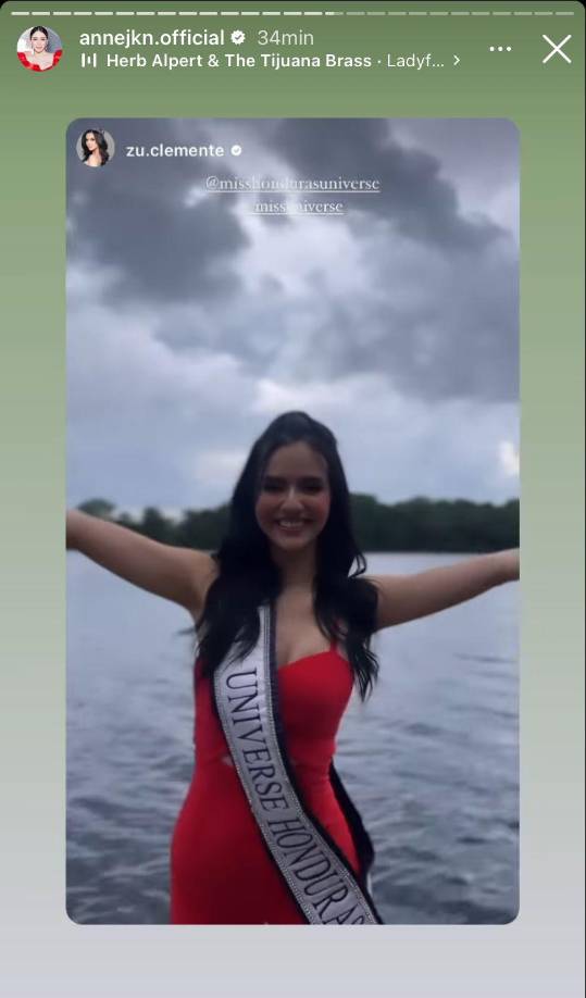 Mientras Zu luce un vestido color rojo. 