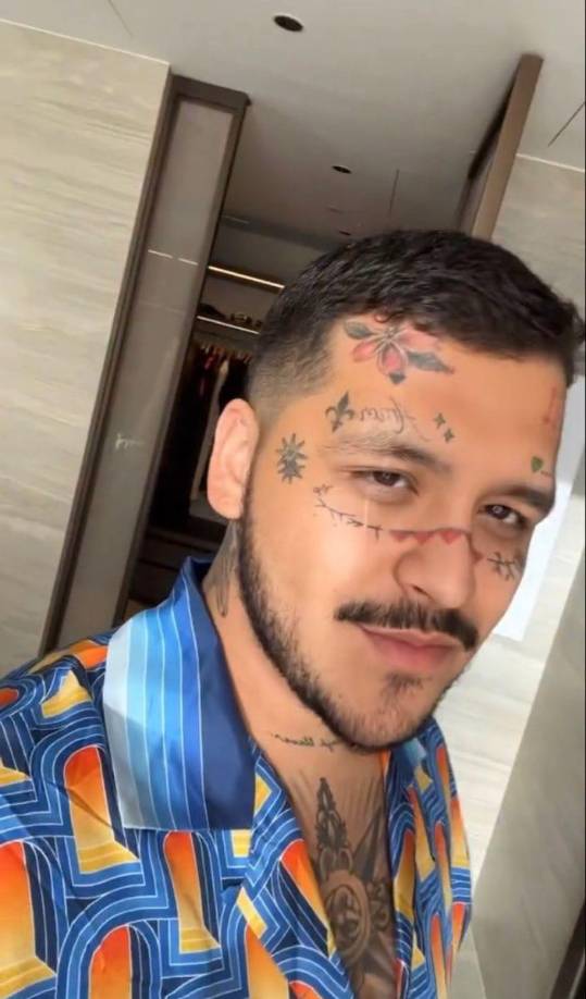 Nodal aseguró que no se borraría todos los tatuajes de su rostro, pues dijo que dejaría algunos de ellos, pero los más grandes son los que está eliminando, pues asegura que esos diseños son parte del pasado. 