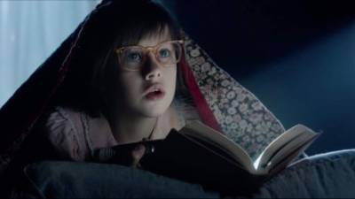 Esta película narra la aventura d Sophie, una niña huérfana que vive en un orfanato en Inglaterra.