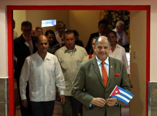 Solís viaja a La Habana para buscar solución a crisis de cubanos varados