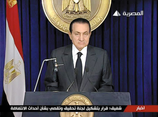 Hosni Mubarak delega el poder pero no se va