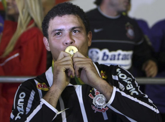 Ronaldo sale campeón con el Corinthians