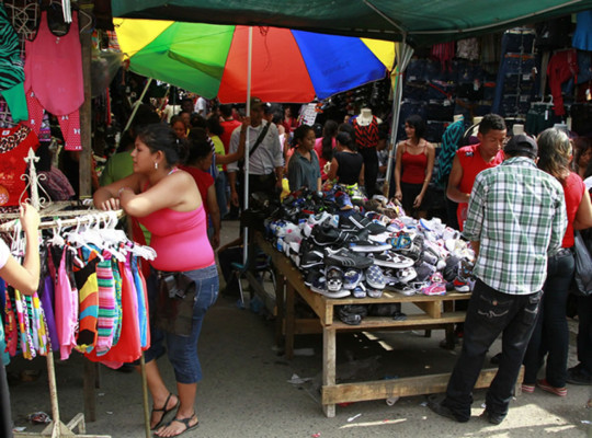 Buhoneros cierran con sus ventas las calles del Centro sampedrano