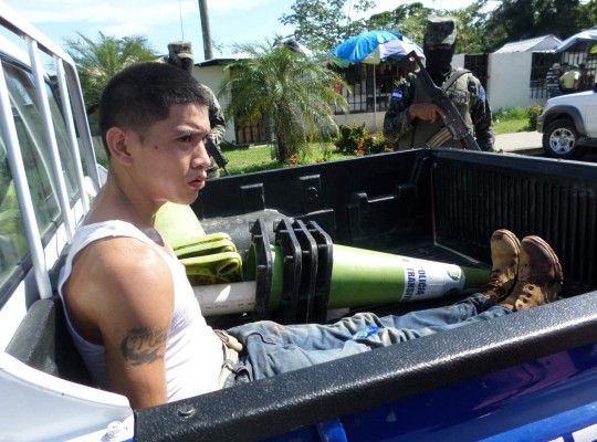Apresan a dos supuestos pandilleros acusados de atacar a policías