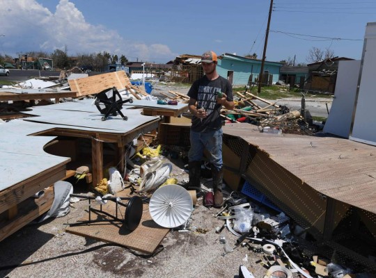 Houston empieza a levantarse tras paso del mortal huracán Harvey
