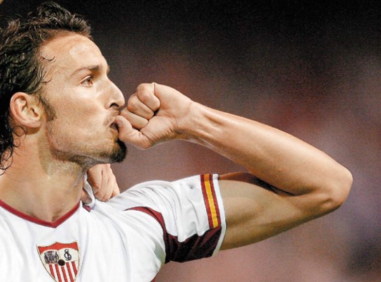 Miles de hinchas sevillanos rinden homenaje al fallecido Puerta