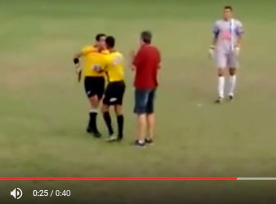 Árbitro se defiende de futbolistas con una pistola