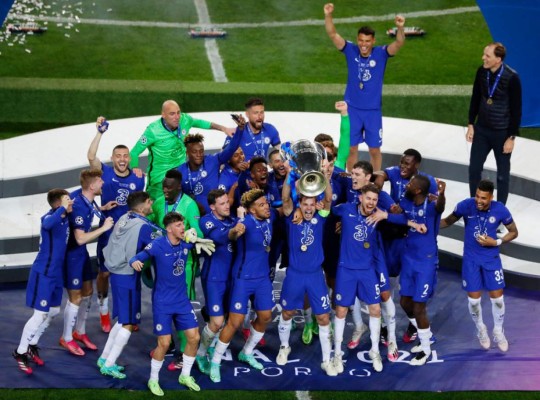 Chelsea's Spanish defender Cesar Azpilicueta (C) celebrates with the trophy after winning the UEFA Champions League final football match at the Dragao stadium in Porto on May 29, 2021. (Photo by SUSANA VERA / POOL / AFP)