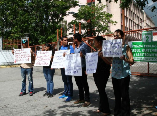 Investigarán venta de medicinas del Estado en el hospital Mario Rivas