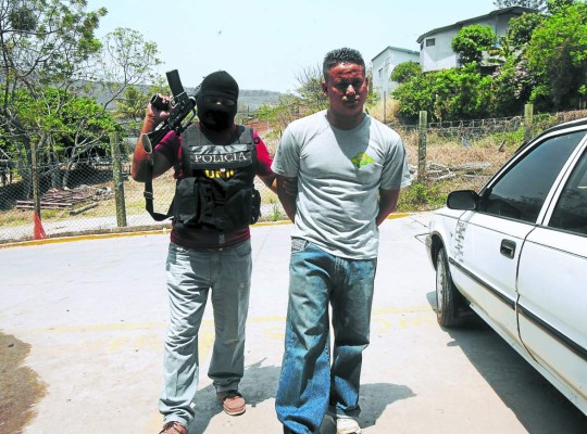 Capturan a taxista frente a Bomberos con un carro robado