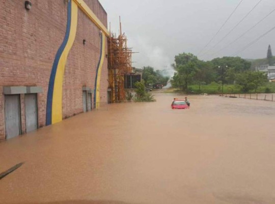 Hasta los cines se inundan en Tegucigalpa