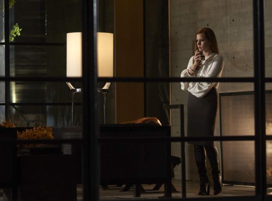 Amy Adams en una escena de la cinta de suspenso y romance 'Nocturnal Animals' en una imagen proporcionada por Focus Features. Adams protagoniza dos películas complejas este otoño, la cinta de ciencia ficción de Denis Villeneuve 'Arrival', que se estrena el 11 de noviembre y 'Nocturnal Animals' de Tom Ford que se estrena el 18 de noviembre. (Merrick Morton/Focus Features via AP)